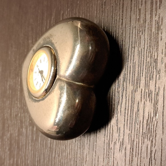heart-shaped quartz desk clock that also functions as a paperweight - Picture 3 of 8